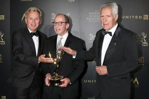 los angeles - 29 avril pat sajak, harry friedman, alex trebek aux 2017 creative daytime emmy awards au pasadena civic auditorium le 29 avril 2017 à pasadena, ca photo