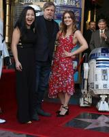 los angeles 8 mars - kelly marie tran, mark hamill, billie lourd lors de la cérémonie des étoiles de mark hamill sur le hollywood walk of fame le 8 mars 2018 à los angeles, ca photo