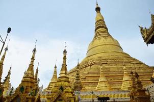 pagode shwedagon ou grande pagode dagon située à yangon, birmanie. photo