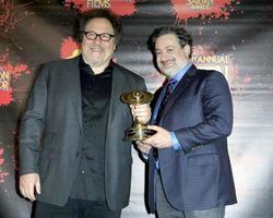 los angeles oct 26 - jon favreau, dave filoni à la 46e salle de presse annuelle des saturn awards au centre de congrès marriott le 26 octobre 2021 à burbank, ca photo