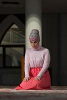 humble femme musulmane de prière photo