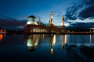 Mosquée de Kota Kinabalu à l'aube à Sabah, Malaisie orientale, Bornéo