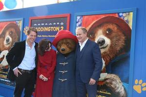 los angeles - jan 6 hugh grant, sally hawkins, ours paddington, hugh bonneville à la première de paddington 2 us au théâtre de village le 6 janvier 2018 à westwood, ca photo