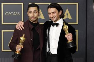 los angeles mars 27 - riz ahmed, aneil karia au 94e académie des prix au dolby theatre le 27 mars 2022 à los angeles, ca photo