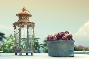 lampe ramadan et dattes fruits nature morte photo