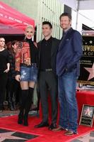 los angeles - 10 février gwen stefani, adam levine, blake shelton à la cérémonie des étoiles adam levine hollywood walk of fame à l'institut des musiciens le 10 février 2017 à los angeles, ca photo