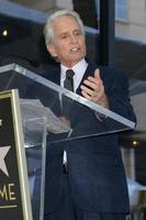 los angeles nov 6 - michael douglas lors de la cérémonie de l'étoile michael douglas sur le hollywood walk of fame le 6 novembre 2018 à los angeles, ca photo