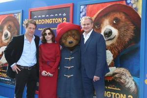 los angeles - jan 6 hugh grant, sally hawkins, ours paddington, hugh bonneville à la première de paddington 2 us au théâtre de village le 6 janvier 2018 à westwood, ca photo