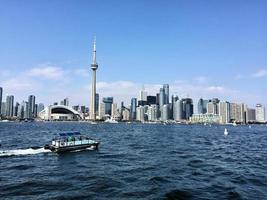 une vue de toronto depuis la mer près de l'aéroport photo