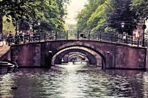 Amsterdam en Hollande en septembre 2016. vue d'un canal à Amsterdam photo