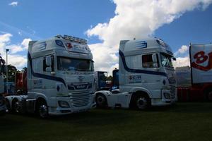 Whitchurch dans le Shropshire au Royaume-Uni en juin 2022. vue sur certains camions photo
