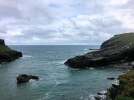 Une vue de Tintagel à Cornwall sur la côte photo