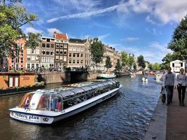 Amsterdam en Hollande en septembre 2016. vue d'un canal à Amsterdam photo