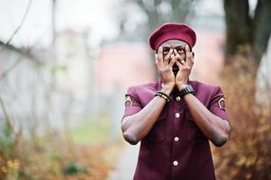 portrait d'un militaire afro-américain en uniforme rouge et béret. photo