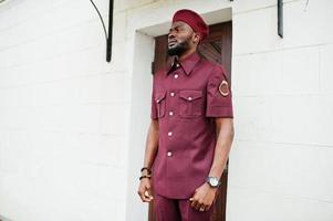 portrait d'un militaire afro-américain en uniforme rouge et béret. photo