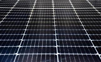 prendre des gros plans de la surface du panneau solaire. pour la production d'électricité utilisée dans la maison pour économiser les factures d'électricité. photo