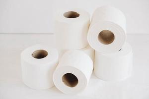 rouleaux de papier toilette blanc sur fond blanc photo