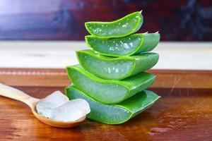 aloe vera frais vert coupé en tranches d'aloe frais sur table en bois photo