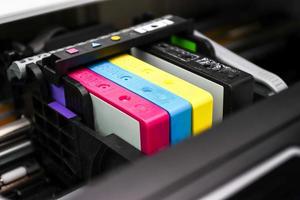 une cartouche d'encre ou une cartouche à jet d'encre est un composant d'une imprimante à jet d'encre qui contient l'encre quatre couleurs photo