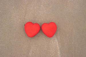 vue de dessus coeur rouge sur une plage de sable concept saint valentin photo