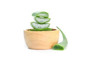 la plante aloe vera tranche des produits pour les boissons, les cosmétiques et les soins de santé à base de plantes sur fond blanc. photo