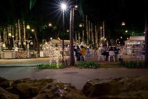 prachuap khiri khan, thaïlande - 31 janvier 2021 personnes sur le marché nocturne de la nourriture de rue à huahin, thaïlande photo