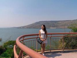 femme heureuse au point de vue du barrage de lamtakong photo