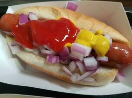 hot-dogs sur plateau avec fixations photo