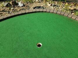 dernier trou sur un parcours de golf miniature avec seau de collecte pipe to ball photo