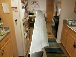couteau en métal tranchant dans la perspective à la première personne de la cuisine photo