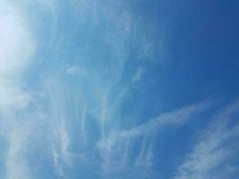 ciel bleu avec de fins cirrus dans le ciel photo