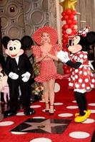 los angeles jan 22 - mickey mouse, katy perry, minnie mouse à la cérémonie de l'étoile minnie mouse sur le hollywood walk of fame le 22 janvier 2018 à hollywood, ca photo