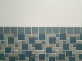 rectangle bleu et carreaux carrés sur le mur de la salle de bain photo