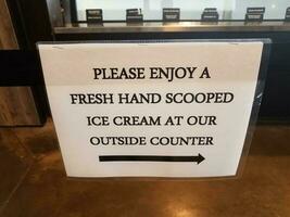 s'il vous plaît profiter d'une crème glacée fraîche à la main à notre comptoir extérieur photo