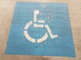 fauteuil roulant bleu ou symbole de stationnement pour handicapés sur le ciment photo