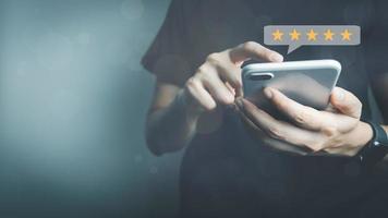 satisfaction de la clientèle très bon service avec téléphone intelligent, impression de soin et d'attention, choisissez un cinq étoiles, répondez à l'enquête, donnez le meilleur score, commentaires très heureux de la part des clients. photo