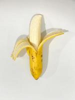 banane sur fond blanc. banane jaune douce avec des détails pour la publicité ou l'affiche. photo