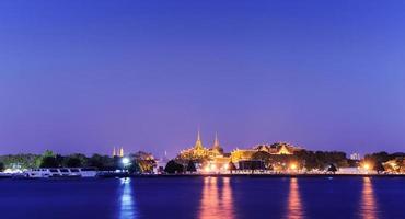 wat phra kaew et grand palais le long de la rivière à bangkok photo