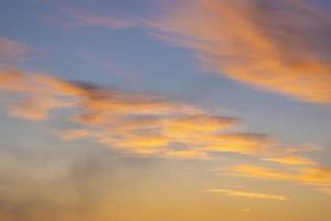 le beau ciel coucher de soleil avec des nuages photo