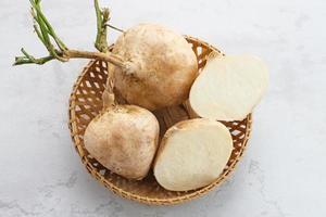 jicama ou bengkoang frais, tubercules blancs qui peuvent être consommés en salade ou pour les masques faciaux. aliments prébiotiques, santé intestinale. photo