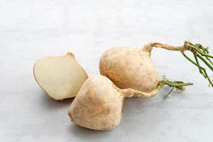 jicama ou bengkoang frais, tubercules blancs qui peuvent être consommés en salade ou pour les masques faciaux. aliments prébiotiques, santé intestinale. photo