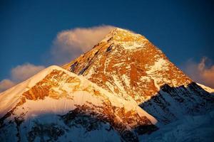 beau paysage de montagnes de l'himalaya photo
