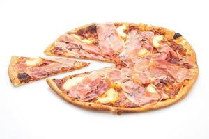 pizza au prosciutto ou pizza au jambon de parme sur fond blanc photo