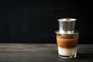 café au lait chaud dégoulinant dans le style vietnamien photo