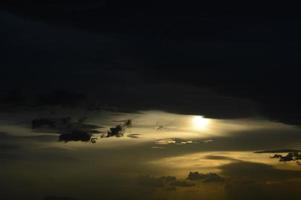 coucher de soleil et nuages orageux photo