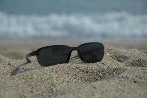 lunettes de soleil sur la plage photo