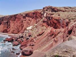 plage rouge. santorin, îles cycladiques, grèce. beau paysage d'été avec l'une des plages les plus célèbres du monde. photo