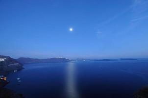 oia caldera la nuit, santorin, grèce photo