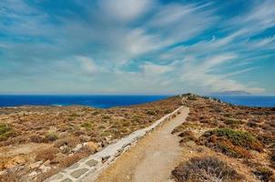 chemin vers le tombeau d'homère sur l'île d'ios, grèce photo