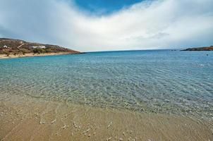 belle plage et vue sur l'île d'ios, cyclades, grèce photo